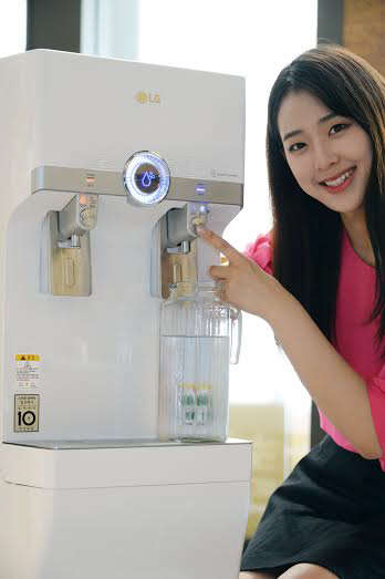 LG전자가 23일 국내 최초로 인버터 컴프레서를 적용한 LG 스탠드 정수기를 선보였다. <LG전자 제공>